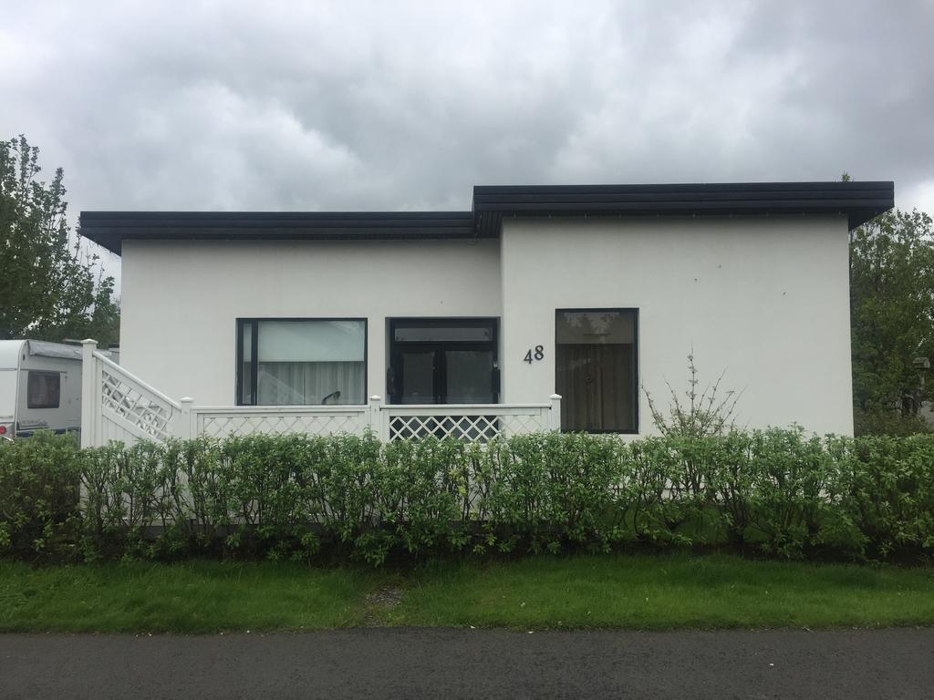Hvita Husith, Kirkjubraut 48 Apartment Hofn Bagian luar foto