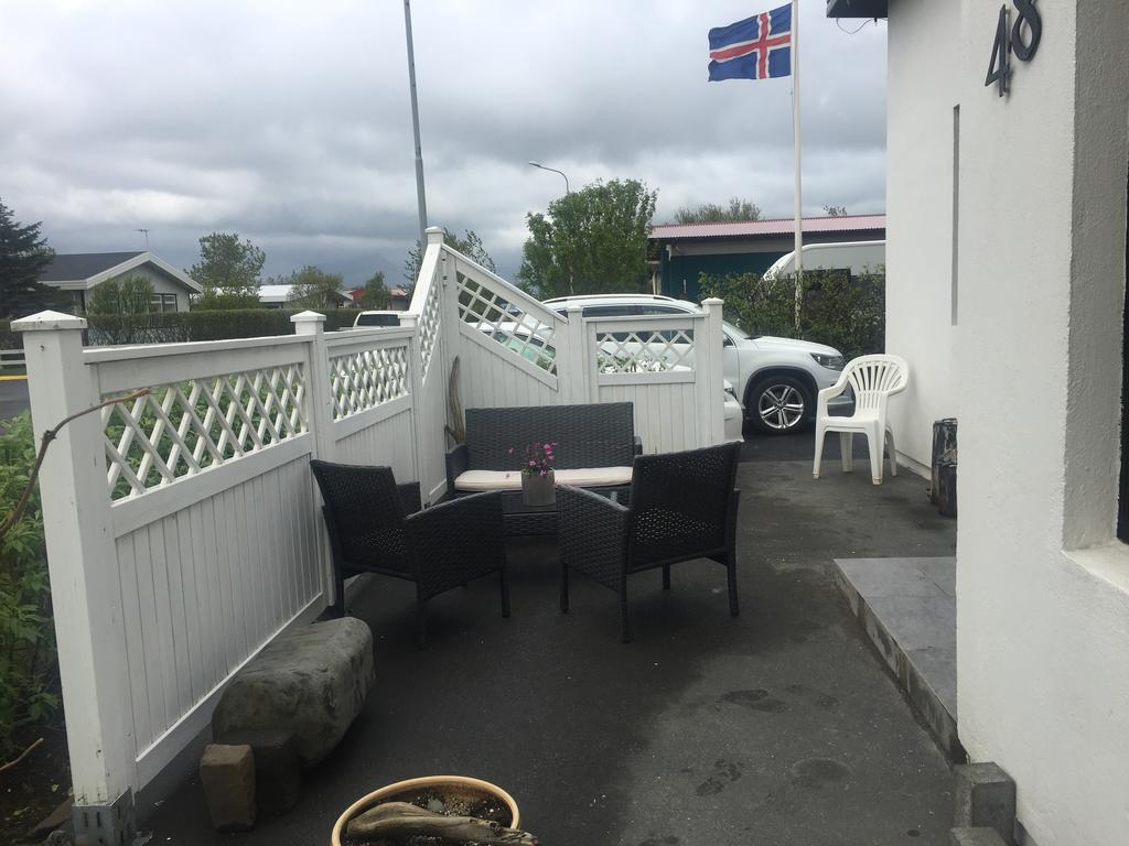 Hvita Husith, Kirkjubraut 48 Apartment Hofn Bagian luar foto