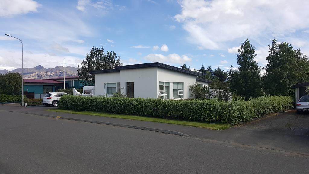 Hvita Husith, Kirkjubraut 48 Apartment Hofn Bagian luar foto