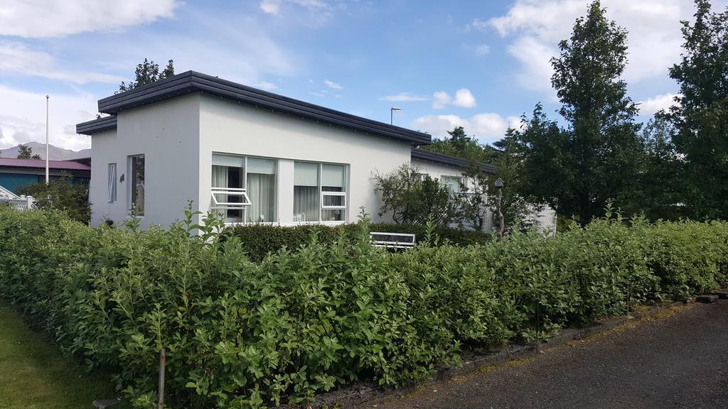 Hvita Husith, Kirkjubraut 48 Apartment Hofn Bagian luar foto